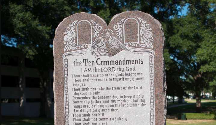 Federal judge orders removal of Ten Commandments displays from Lakeside School District