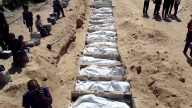 Vídeo: Gaza entierra en una fosa común a más de medio centenar de cuerpos sin identificar entregados por Israel