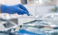 Mujer se hace cirugía estética en los dientes y termina con el rostro deformado