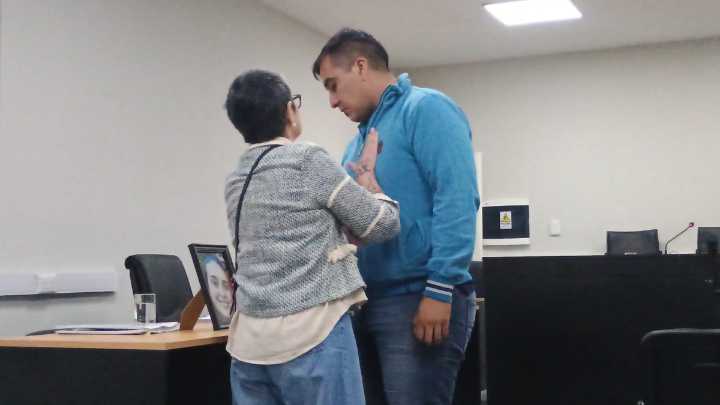 Tras la sentencia, una madre abrazó al joven que mató a su hija en un siniestro vial: "Recuérdala siempre"