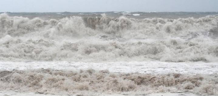 El huracán Melissa comienza a alejarse de Jamaica en dirección a Cuba