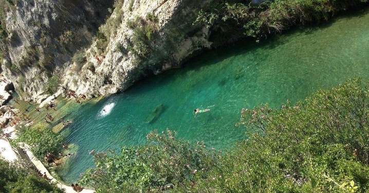 La poza natural de aguas cristalinas en el interior de Valencia donde nace un río legendario