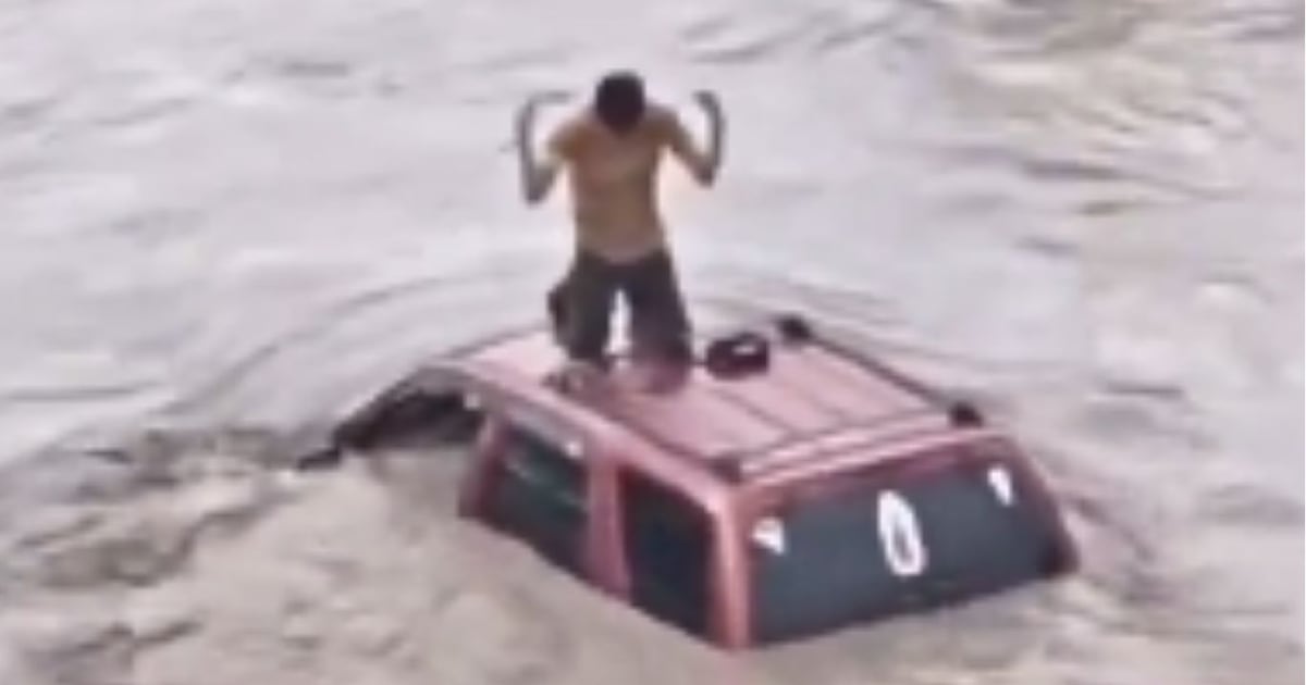 Graban a joven sobre su camioneta inundada clamando a Dios por ayuda en Poza Rica