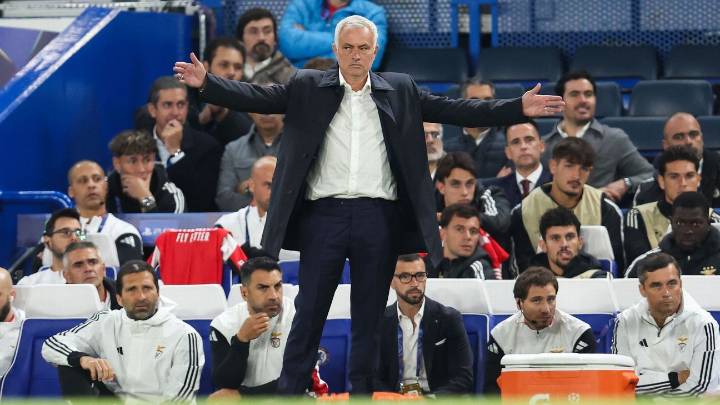 Jose Mourinho gets hero's welcome at Chelsea despite loss