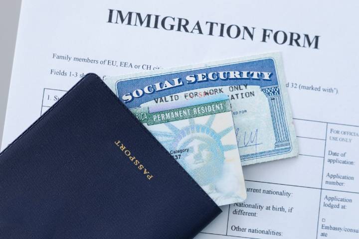 Estafan a inmigrante: pagó $38,000 para tramitar su Green Card y le enviaron documentos falsos