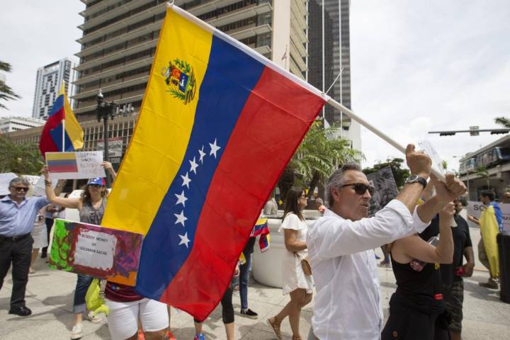 Exiliados venezolanos en Miami piden a Trump diferir deportaciones tras fin...