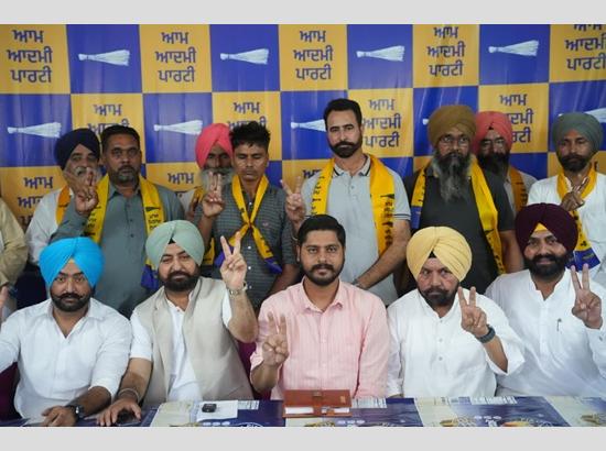 Major boost for AAP in Tarn Taran as Sarpanch Manjit Singh, village leaders from Panjwar join party Photo Source: Babushahi Bureau [ FULL VIEW ]