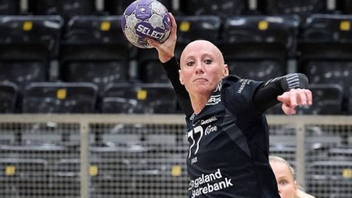 Despiden al locutor que se burló de una jugadora de balonmano con cáncer: "No necesita secador..."