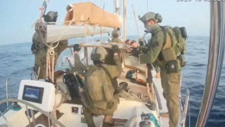 Israel traslada a puerto a algunos de los activistas de la Flotilla a Gaza y unos 23 barcos siguen avanzando