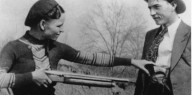 El sangriento final de Bonnie & Clyde, la famosa pareja de criminales que terminó con 167 tiros en su auto