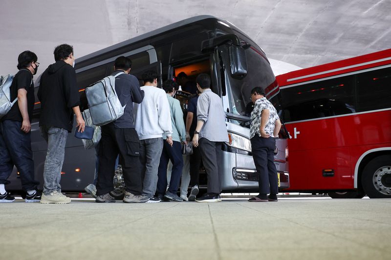 US to allow South Koreans to work at sites under temp visas, but clear solution elusive