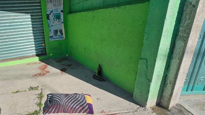Atacan a balazos a tres hombres que bebían cerveza afuera de una tienda de La Resurrección, Puebla