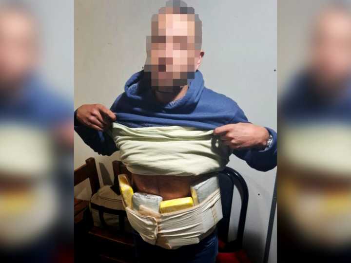 Expreso de medianoche en Neuquén: detienen a un hombre que llevaba escondido más de cuatro kilos de cocaína adosados al cuerpo
