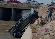 Rescatan a una pareja atrapada en camioneta volcada en arroyo