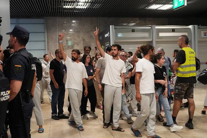 Albares y Robles sucumben a la presión de los socios y mandan un avión militar a Atenas para los españoles de la Flotilla liberados