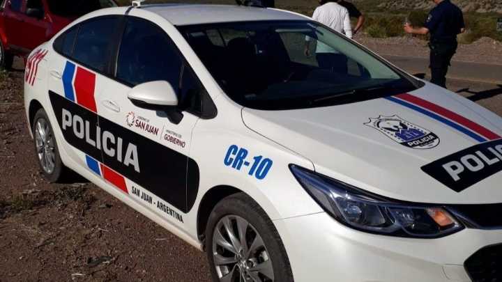 Motochorros le reventaron el vidrio del auto y le robaron a una mujer