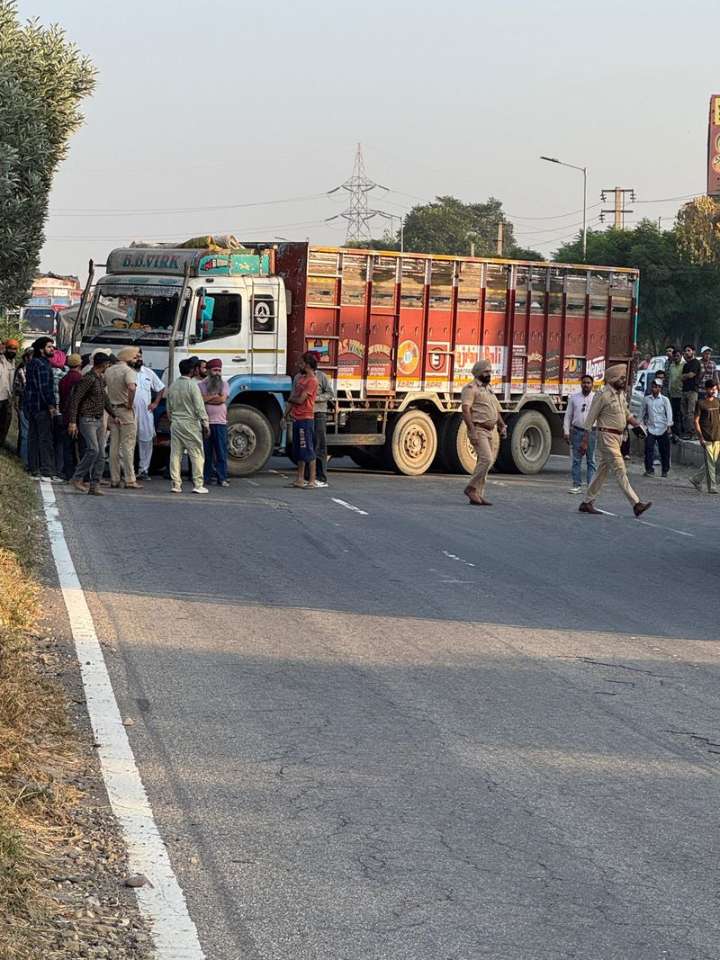 Truck driver attacked by bus crew, blocks NH near Ludhiana in protest