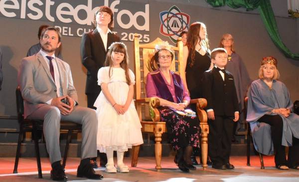 Arié Lloyd de Lewis, nueva ganadora de la Corona del Poeta en el Eisteddfod 2025