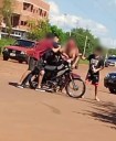 Circulaban en una motocicleta robada, chocaron y tras una gresca se dieron a la fuga