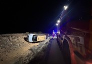Un taxista queda atrapado tras salirse su taxi de la carretera en Yaiza