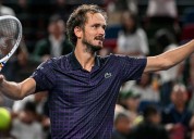Avanza Medvédev a semifinal en Shanghai