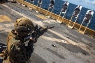 Marines de EEUU realizan prácticas de tiro en el USS San Antonio desplegado en el mar Caribe