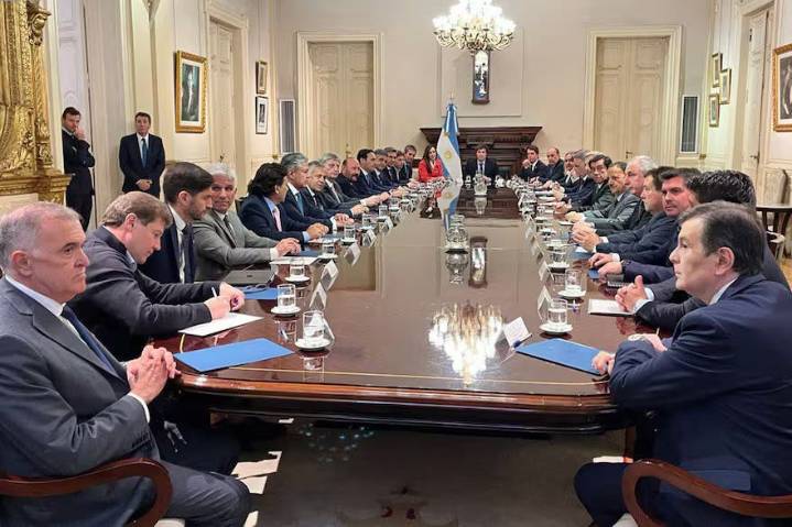 Milei les pedirá esta tarde a los gobernadores que lo acompañen con el presupuesto y las reformas: hay 4 que no fueron invitados