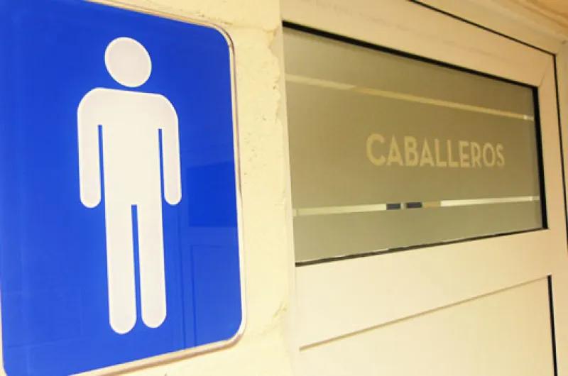Paró en la ruta para ir al baño y le robaron $90 millones que había dejado en el auto