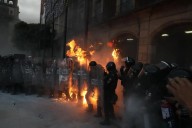 Encapuchados agreden y lesionan a policías durante protesta del 2 de octubre