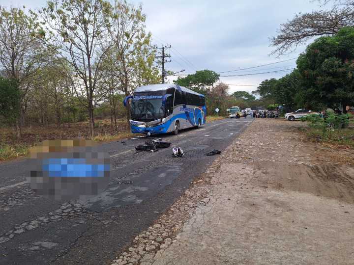 Motociclista falleció al chocar contra bus de Los Libertadores en La Chaparrera