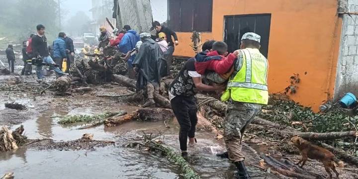 Subieron a 64 los muertos por lluvias torrenciales en México