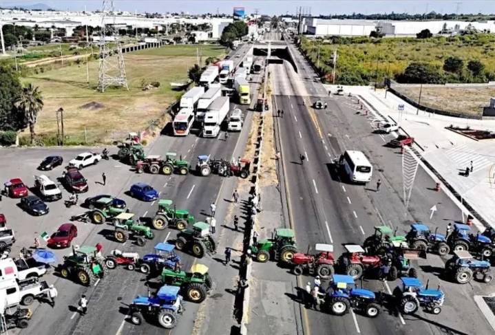 Agricultores bloquean carretera en protesta por abandono del gobierno y falta de apoyo