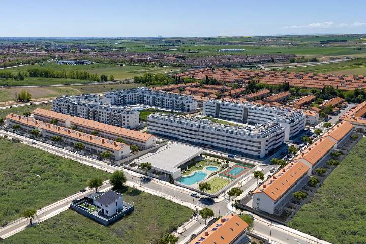 Un oasis de viviendas a 48 kilómetros de Madrid: pisos premium a precios asequibles de verdad y la playa urbana más grande de Europa