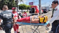 Urbano impacta a vehículo y manda a una mujer al hospital