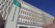 Juzgan a un joven acusado del asesinato de su madre adoptiva y tirar el cuerpo en una arqueta en Málaga