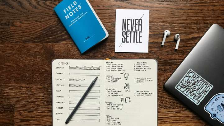 Escribir tu lista de tareas en orden invertido: la técnica eficaz para terminar antes el trabajo