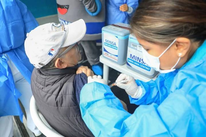 Día del Adulto Mayor: vacunación es la mejor prevención ante infecciones respiratorias