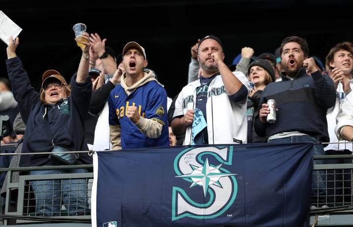 Fans’ yearning can’t save Mariners in Game 3