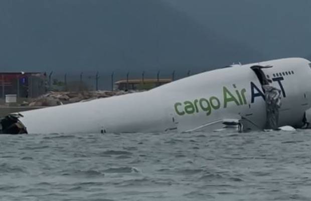 Encuentran caja negra del avión de carga que se estrelló en Hong Kong y mató a 2 operarios