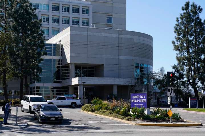 ICE retuvo a inmigrante esposado a cama de hospital en Los Ángeles por un mes