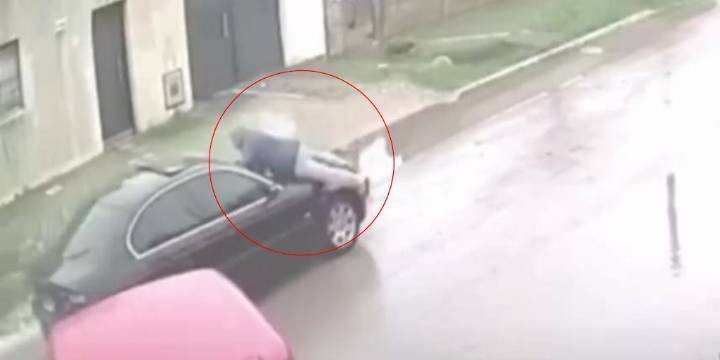 Chocó un auto estacionado, discutió con el dueño y lo arrastró arriba del capot por 100 metros