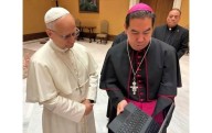Presenta obispo de El Paso al Papa cartas de migrantes