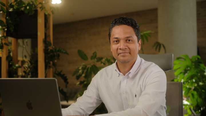 Dragones, fénix y forjas míticas en SOFA: David Vélez Gómez presenta su libro 'La Fuerza Imparable'