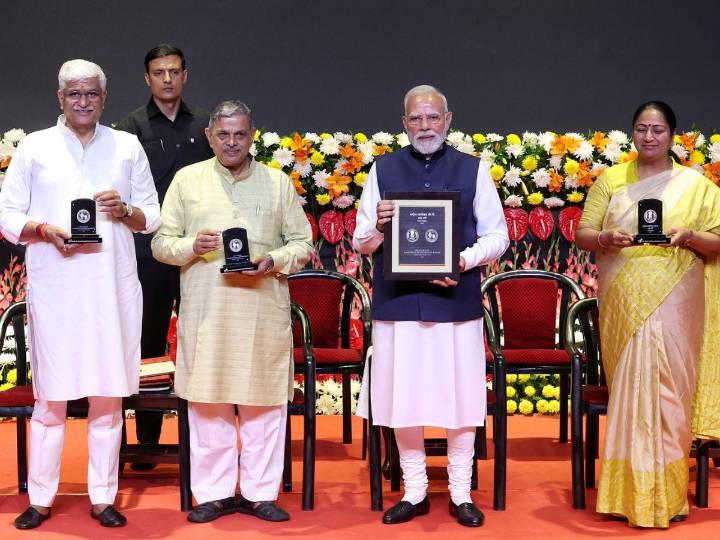 Modi puts RSS on national currency, ends speculation of distance