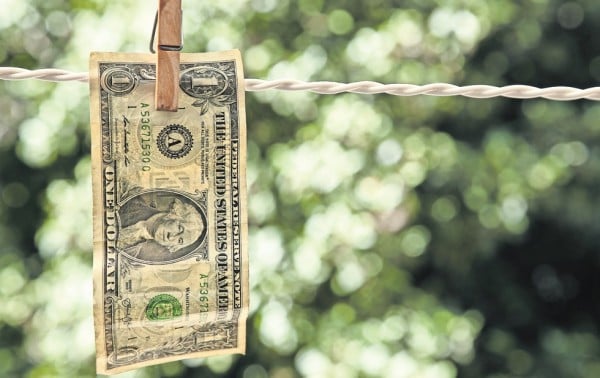 Pierde dólar terreno por cierre de gobierno de EU