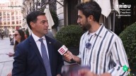 Isma Juárez pregunta al lehendakari Pradales si ha pensado regalar un diccionario español