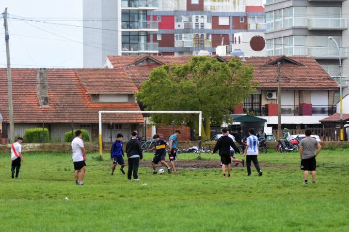 Asamblea, reclamo y homenaje en defensa del espacio público en la “Canchita de los Bomberos”