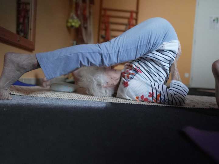 El enfoque sencillo de una profesora de yoga de 102 años para envejecer bien