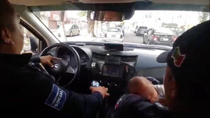 Policías de Ecatepec salvan a bebé con riesgo de asfixia
