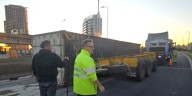 Cayó un container con pollo congelado en la conexión de la autopista 25 de Mayo y provocó demoras hacia La Plata